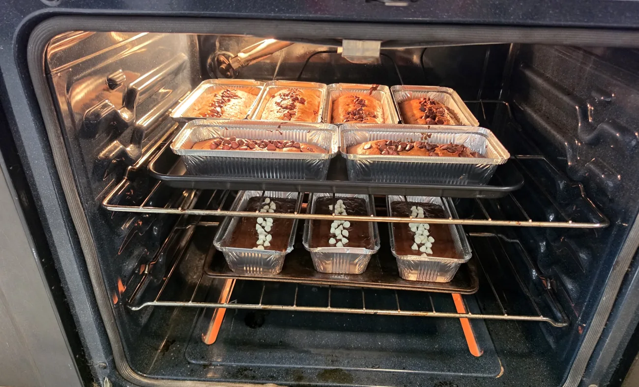 Panes de Carla horneándose en moldes sobre las rejillas de su horno